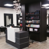 Salon de coiffure moderne avec de nombreux produits capillaires exposés