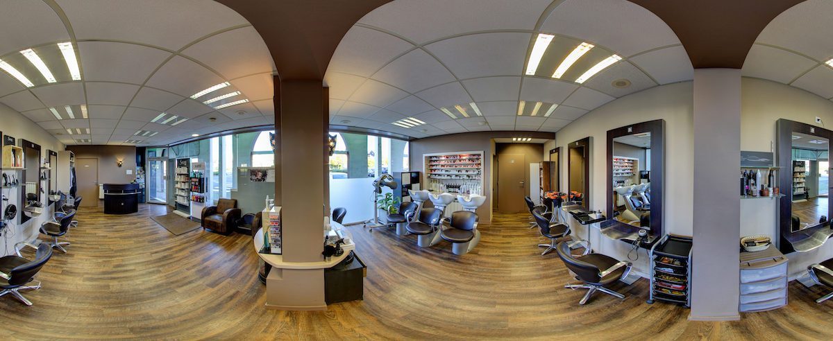 Intérieur d'un salon de coiffure avec différents postes de travail