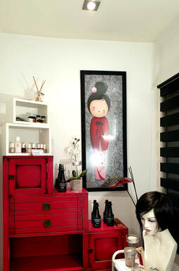 Meuble escalier rouge avec des produits cosmétiques et des produits capillaires HAIR&FLEX dessus