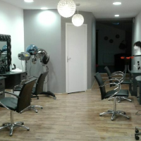 Intérieur salon de coiffure avec de nombreux postes de travail