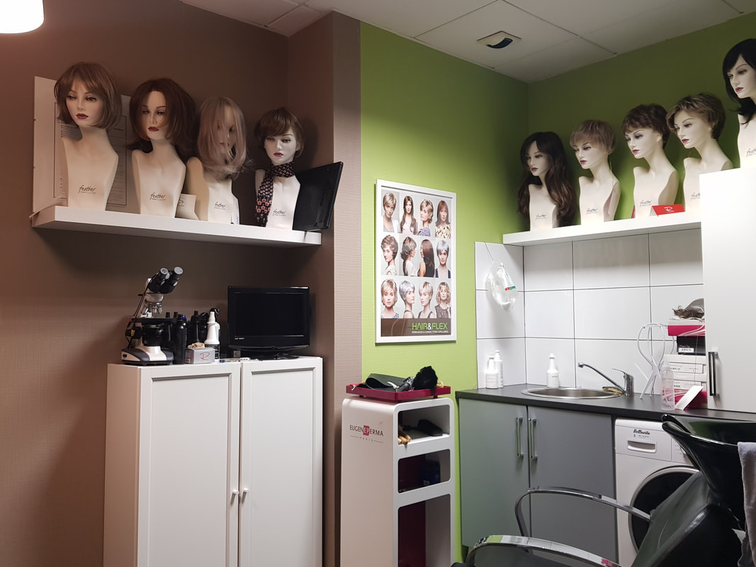 Salon de coiffure avec de nombreuses perruques exposées