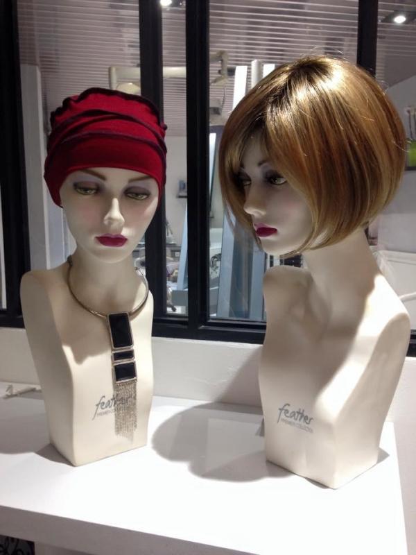 2 têtes de mannequins, l'une portant un turban Reverso rouge de chez HAIR&FLEX et l'autre une perruque cheveux courts