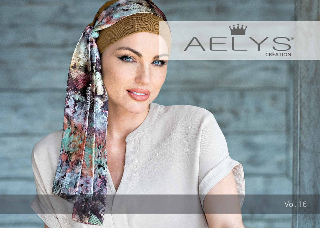 Page de couverture de la brochure de turbans AELYS avec une femme portant un turban bleu marine (modèle Iris)